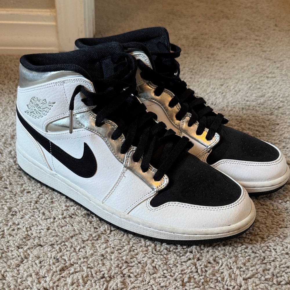 Nike Men's Black and White Sneakers